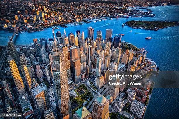 sobre el bajo manhattan - manhattan fotografías e imágenes de stock
