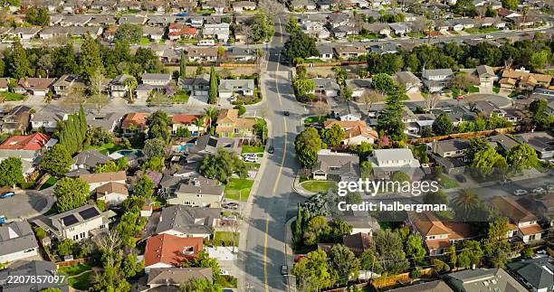 autos, die durch ein wohnviertel in sunnyvale, ca fahren - verwaltungsbezirk santa clara county kalifornien stock-fotos und bilder
