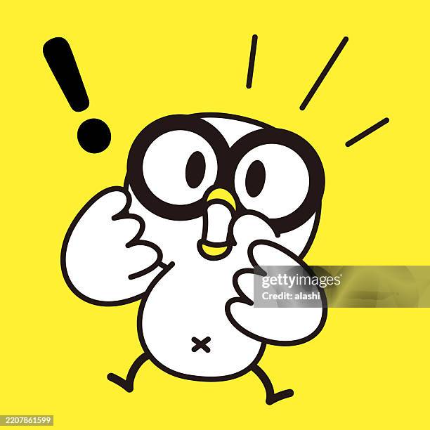 ein niedlicher vogel mit großer brille, der den betrachter mit flügeln am kinn anschaut und einen überraschten gesichtsausdruck, einen ausruf oder eine plötzliche erkenntnis zeigt. vorderansicht, schwarzer umriss mit flachen farben, minimalistischer st - stop sign stock-grafiken, -clipart, -cartoons und -symbole