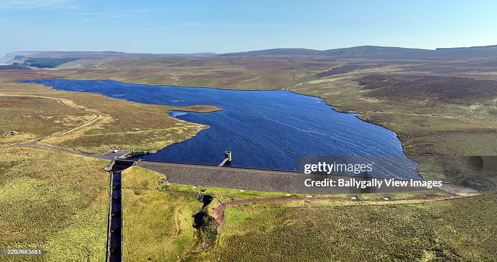 Vista aérea de la presa del embalse de Dungonnell y las obras de tratamiento de agua, Soarns Hill, Glenariff Co, Antrim, Irlanda del Norte 20-09-24