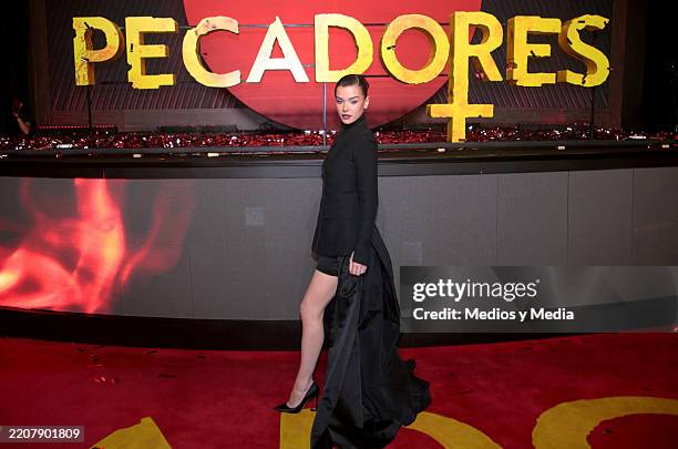 Hailee Steinfeld poses for photos during the red carpet for the movie 'Sinners' at Plaza Universidad on March 31, 2025 in Mexico City, Mexico.