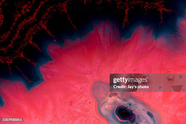 vibrant geode showcasing striking agate crystal formations and quartz. ideal for geology enthusiasts and those interested in natural minerals and gemstone beauty - geode stock pictures, royalty-free photos & images