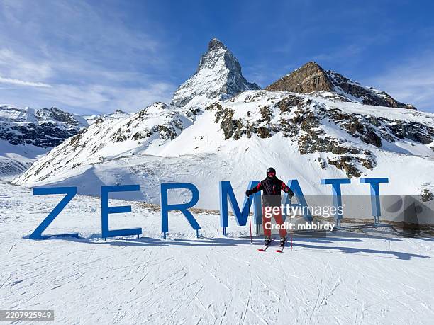 weltweit berühmte berggipfel matterhorn über zermatt stadt der schweiz, im winter - zermatt stock-fotos und bilder
