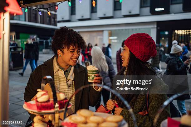 sweet treats with friends - december stockfoto's en -beelden