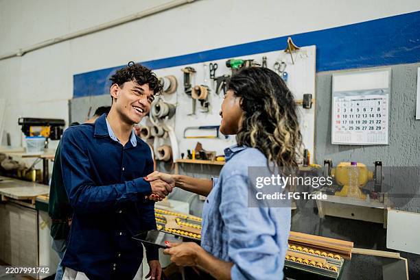 tirocinante responsabile accoglienza presso la falegnameria - primo lavoro foto e immagini stock