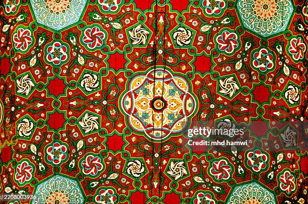 ornaments in umayyad mosque inside ceiling - grande mosquée photos et images de collection
