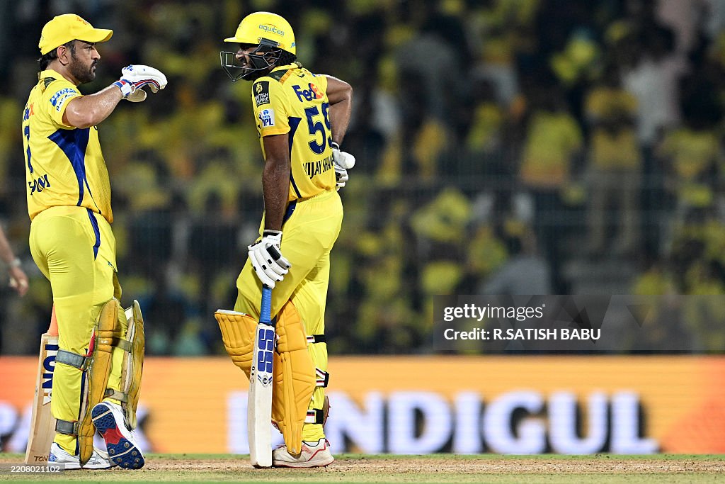 Chennai Super Kings Mahendra Singh Dhoni And Vijay Shankar Interact chennai-super-kings-mahendra-singh-dhoni-and-vijay-shankar-interact