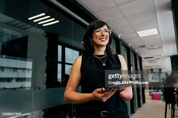 portrait d'une femme d'affaires - amputé photos et images de collection