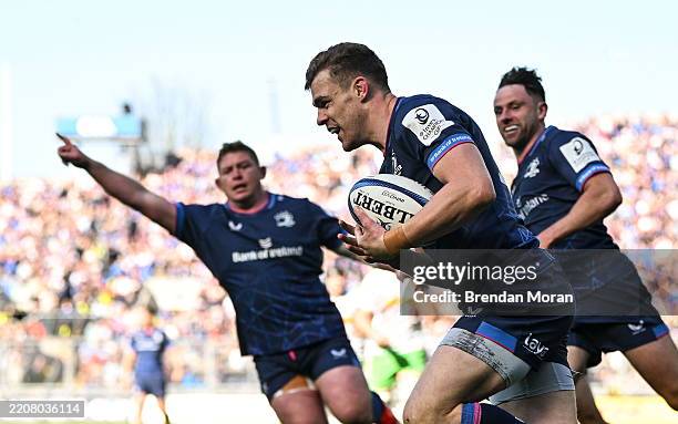 Dublin , Ireland - 5 April 2025; Garry Ringrose of Leinster runs in to score his side's fifth try during the Investec Champions Cup Round of 16 match...