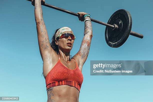 women weightlifting on the beach - tyngdlyftning bildbanksfoton och bilder