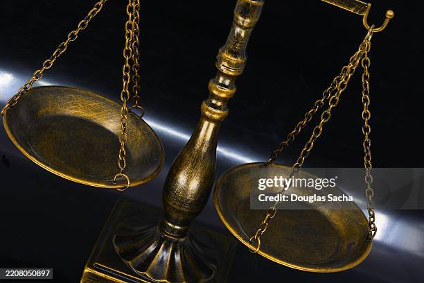 law scales of justice - justitia-waage stock-fotos und bilder