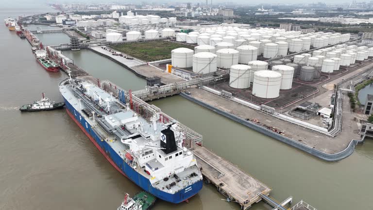 https://media.gettyimages.com/id/2208055215/video/energy-transportation-terminal-storage-warehouse.jpg?b=1&s=640x640&k=20&c=j366a77MEleZd109XoFmNrVJBlOVzkcr5JJs8DTgxAA=