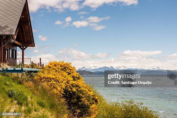 cottage in front of nahuel huapi lake in bariloche - nationaal park nahuel huapi stockfoto's en -beelden