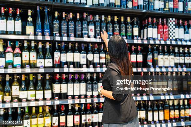 6.906 Bilder und Stockfotos zu Alkohol Regal
