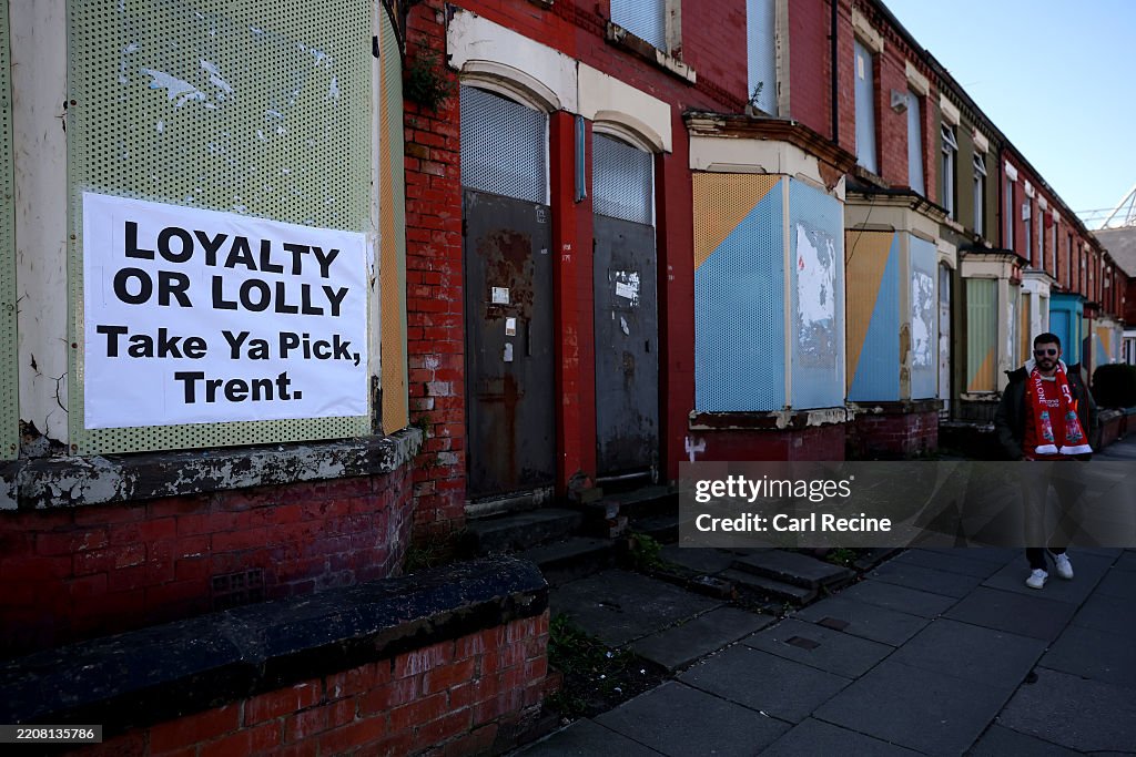 Qfdxd Posters on boarded up houses outside Anfield mentioning Liverpool's ...