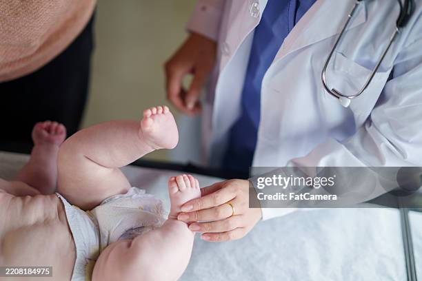 un pédiatre examine le bébé lors d’un examen de routine dans une clinique médicale - pédiatre photos et images de collection