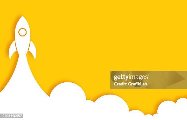 illustrazioni stock, clip art, cartoni animati e icone di tendenza di carta ritaglio razzo sfondo giallo che simboleggia la crescita, il successo - festa per il lancio pubblicitario