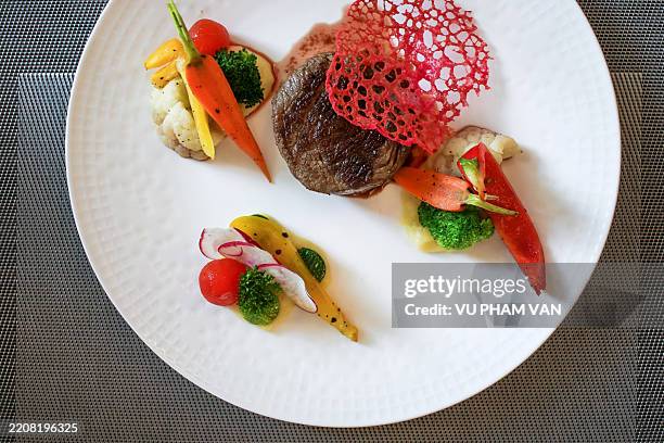 well-done beef steak served with fried potato and root vegetables - estilismo culinário imagens e fotografias de stock