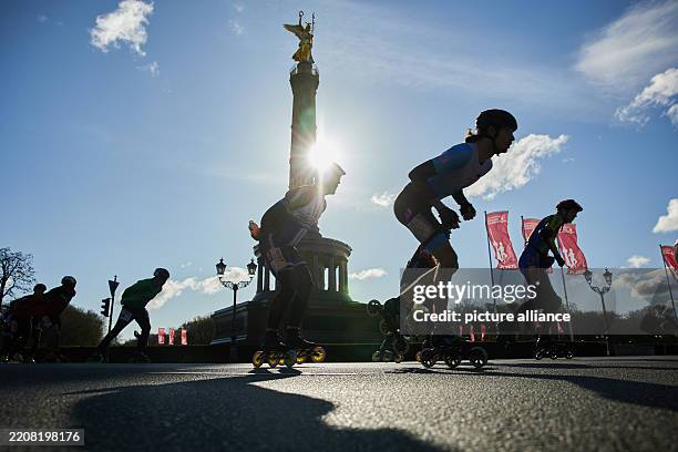 Dpatop - 06 April 2025, Berlin: Around 1,000 inline skaters ride past the Victory Column as part of the Berlin Half Marathon. Photo: Joerg...