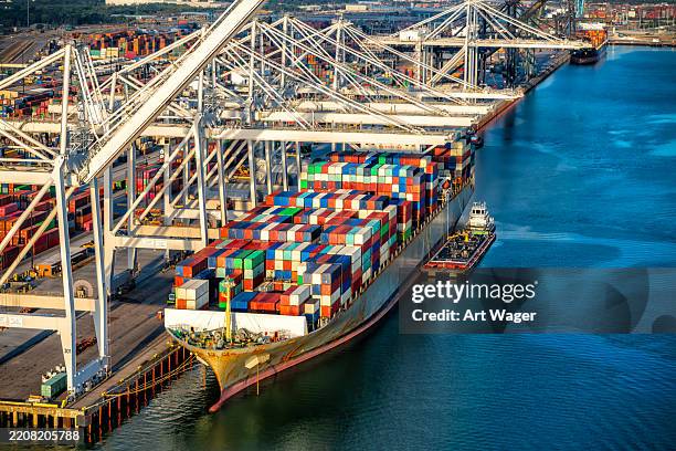 nave cargo in porto - porto marittimo foto e immagini stock