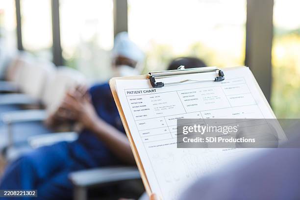 patientenakte in der arztpraxis; gesundheitswesen und medizin - krankenblatt stock-fotos und bilder