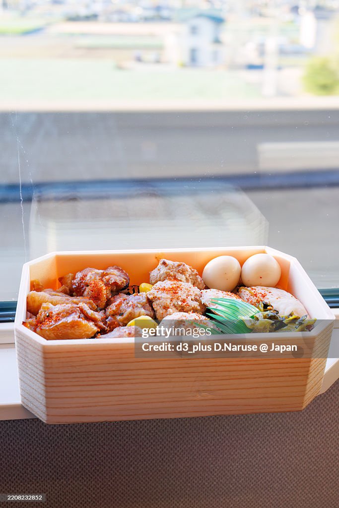 Yakitori ekiben (a unique Japanese boxed lunch sold at train stations) in a reserved seat.With local beer from Kawagoe City, Saitama Prefecture.From Omiya Station, I boarded the Joetsu Shinkansen heading for Niigata.Omiya, Saitama - November 30, 2024