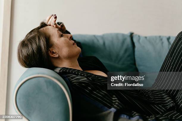 portrait of a woman - stemmingswisseling stockfoto's en -beelden