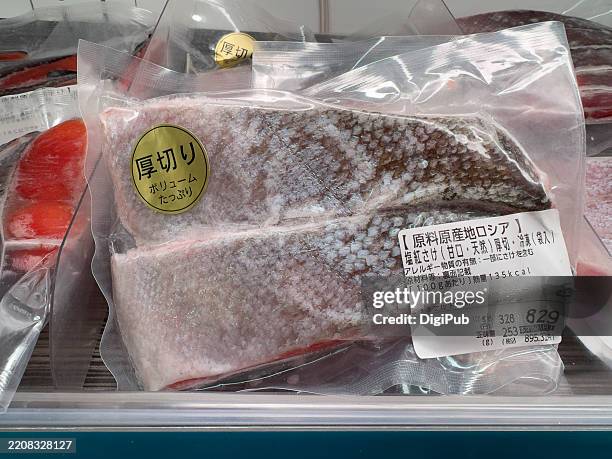 thick-cut salted sockeye salmon fillet from russia - frozen fish fillets stockfoto's en -beelden