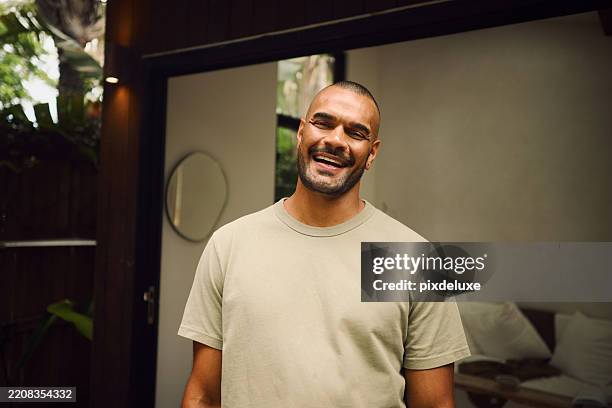 joven aborigen australiano sonriendo en casa por la mañana - cultura australiana fotografías e imágenes de stock