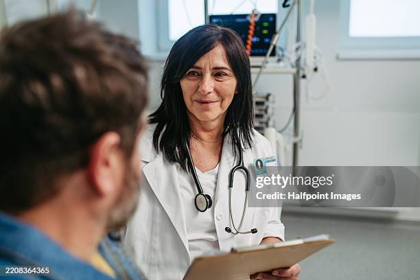 doctor explaining medical procedure to patient. - sistema urinario fotografías e imágenes de stock