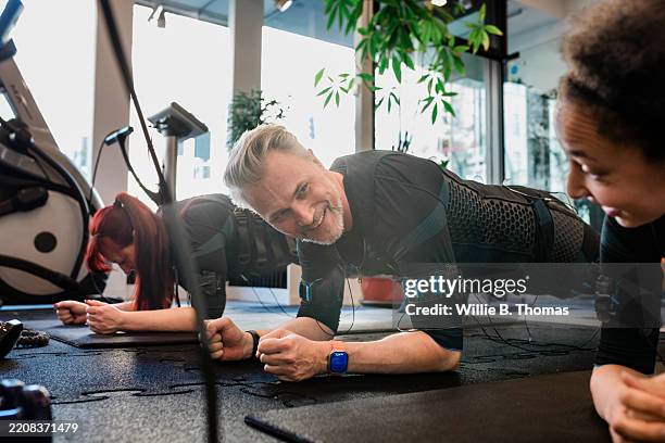 plank challenge with ems training - bodyweight-training stock pictures, royalty-free photos & images