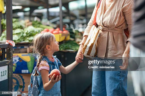 madre e hija comprando productos frescos en un mercado de agricultores - puesto de mercado agrícola fotografías e imágenes de stock