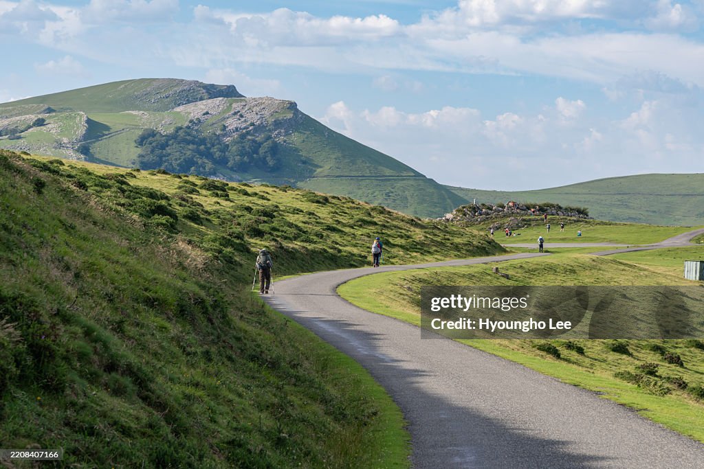 Pilger auf dem Jakobsweg in den Pyrenäen ab Saint-Jean-Pied-de-Port