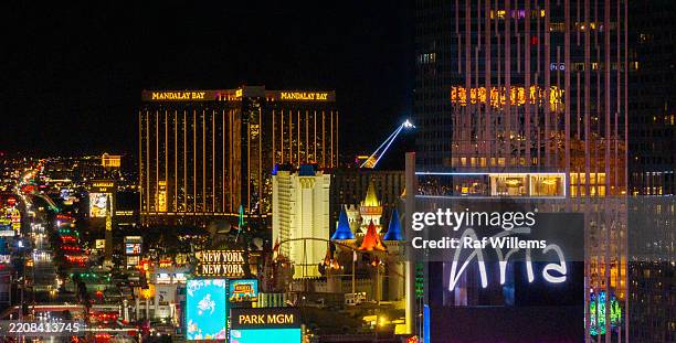 aerial view of the las vegas strip by night, aria hotel. - mandalay bay resort casino stockfoto's en -beelden
