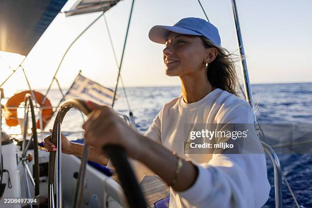 mujer capitana en un velero - navegación en yate fotografías e imágenes de stock