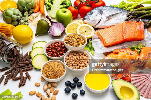 nourriture pescatarienne : groupe d’ingrédients d’origine végétale, de poisson et d’autres fruits de mer. - régime faible en glucides photos et images de collection