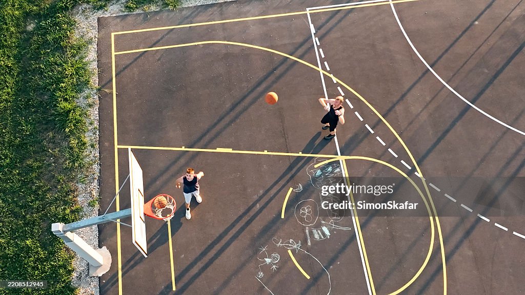 Freundschaftsspiel auf einem sonnigen Basketballplatz