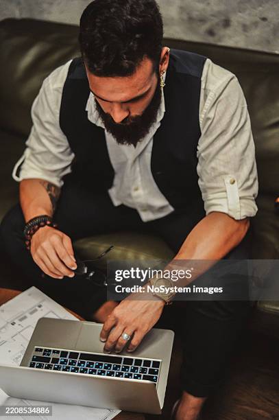 focused businessman working on laptop - ledig kontorsklädsel bildbanksfoton och bilder