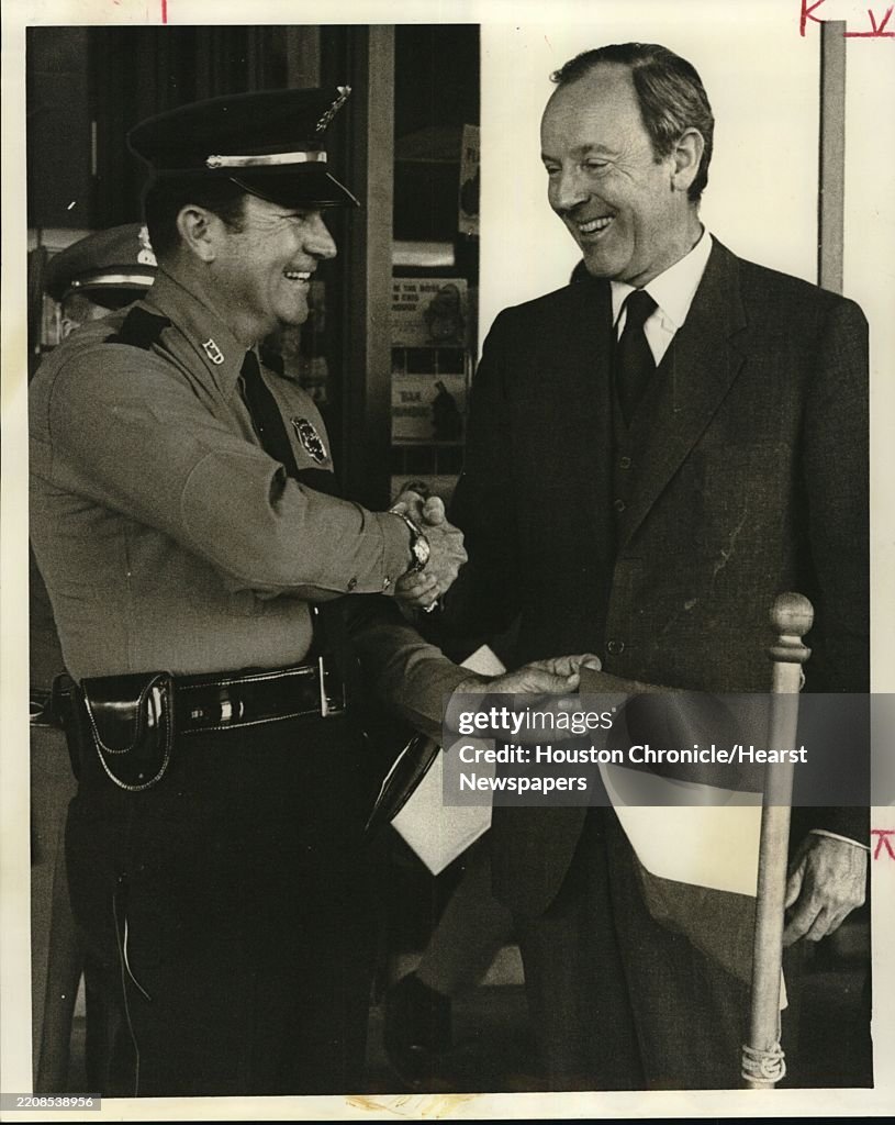 1971 Press Photo Baron Rijnhard van Lynden, Officer E.D. Tobias; Houston airport