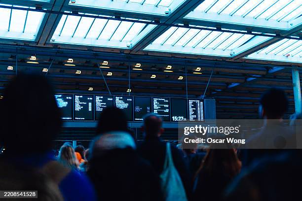 rush hour at train station - busy train platform stock pictures, royalty-free photos & images