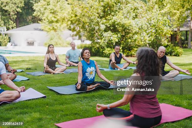 diverse rehabilitation yoga session outdoors - yoga class stock pictures, royalty-free photos & images