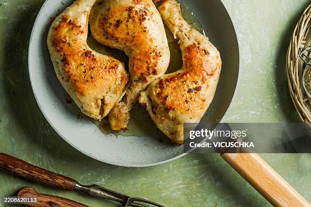 ceramic frying pan with roasted chicken legs on green background - ketogenic diet stock pictures, royalty-free photos & images