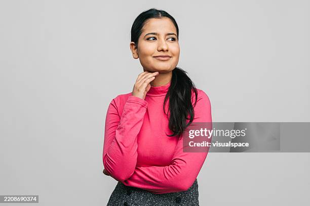 porträt einer nachdenklichen inderin in einem atelier - seitenblick stock-fotos und bilder
