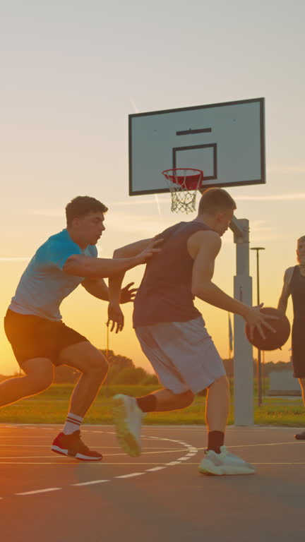 https://media.gettyimages.com/id/2208706132/video/double-team-defense-denied-basketball-player-beats-two-blockers-but-misses-the-finish.jpg?b=1&s=640x640&k=20&c=EG6kfG_3qLODbp41dFRlbY6vQJQiZZLHXxx1yqt9hAQ=