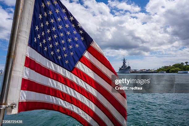 pearl harbor y la bandera de ee.uu. - base naval fotografías e imágenes de stock