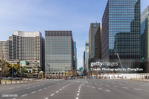 tokyo cityscape road, chiyoda-ku, at daytime with tall high office buildings, japan - autoperspektive stock-fotos und bilder