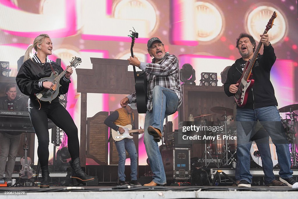 Two Step Inn Line Up Carson McKee, Marty Roe and Dana Williams of Diamond Rio perform ...