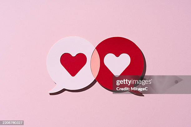 two red heart chat bubbles attracted to each other, paper craft - rencontre sur internet photos et images de collection