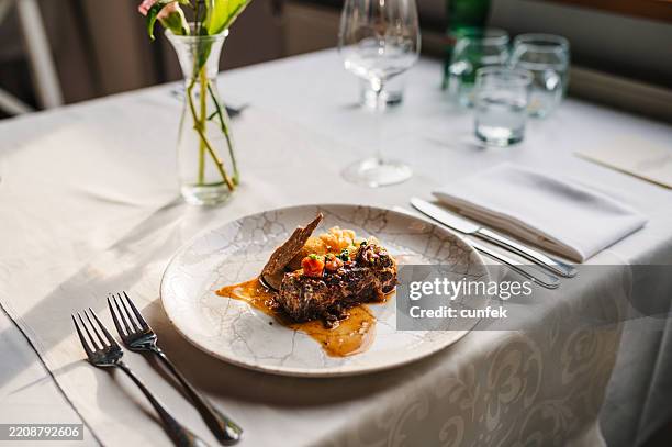 fancy dinner setting - luxury restaurant table stock pictures, royalty-free photos & images