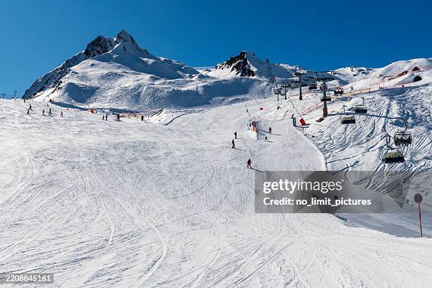 pista da sci a hintertux zillertal in austria - stazione sciistica foto e immagini stock